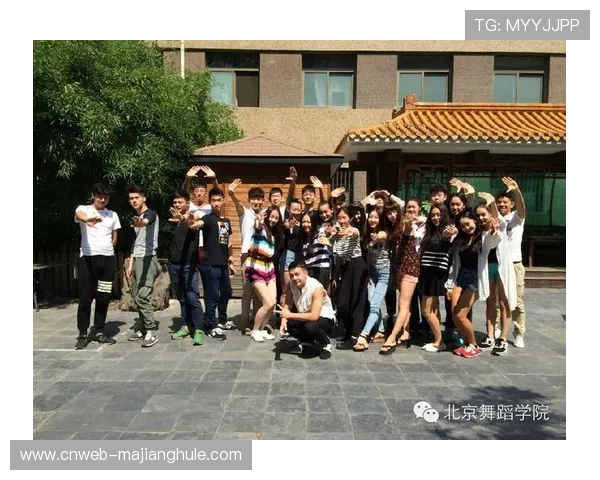 朗斯更衣室庆祝七连胜，队长泪洒现场感言团队信念