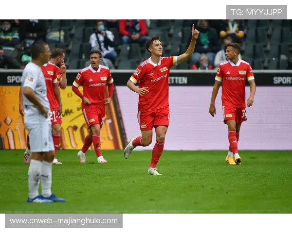 柏林联合号召球迷自带工具除雪，裁判赛前检查场地安全性